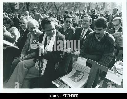 Madrid, 03/09/1986. Acte final de la campagne anti-OTAN. Les deux principaux groupes anti-atlantiques ont tenu leur événement de fin de campagne à Madrid, sur le Paseo de Camoens, consistant en un rassemblement de festival au cours duquel des politiciens et des artistes ont appelé à un «non» lors du référendum du 12. Dans l'imageMarcelino Camacho, Antonio Gala, Ramón Tamames et Gerardo Iglesias. Crédit : Album / Archivo ABC / José Sánchez Martínez Banque D'Images