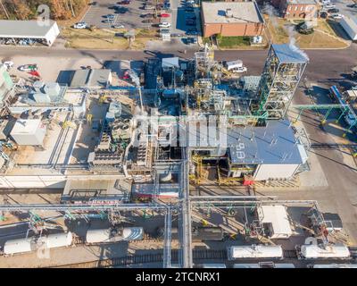 images de drone d'une grande usine de fabrication pharmaceutique avec beaucoup de tuyaux, des angles froids et des ombres intéressantes. Banque D'Images