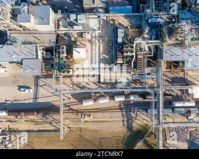 images de drone d'une grande usine de fabrication pharmaceutique avec beaucoup de tuyaux, des angles froids et des ombres intéressantes. Banque D'Images