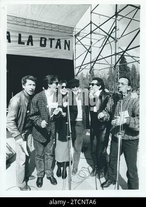 Madrid, 03/09/1986. Acte final de la campagne anti-OTAN. Les deux principaux groupes anti-atlantiques ont tenu leur événement de fin de campagne à Madrid, sur le Paseo de Camoens, consistant en un rassemblement de festival au cours duquel des politiciens et des artistes ont appelé à un «non» lors du référendum du 12. Dans l'image, José Sacristán, Imanol Arias, Pastora Vega, Juan Diego et Miguel Ríos chantent en chœur. Crédit : Album / Archivo ABC / José Sánchez Martínez Banque D'Images