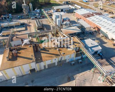 images de drone d'une grande usine de fabrication pharmaceutique avec beaucoup de tuyaux, des angles froids et des ombres intéressantes. Banque D'Images