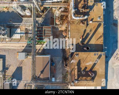 images de drone d'une grande usine de fabrication pharmaceutique avec beaucoup de tuyaux, des angles froids et des ombres intéressantes. Banque D'Images