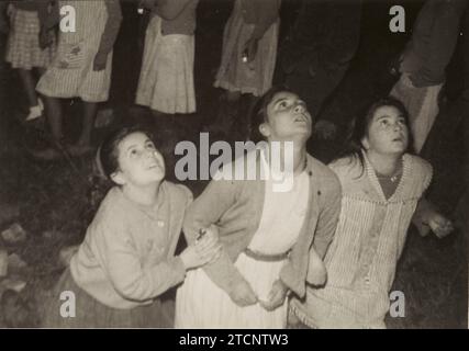San Sebastián de Garabandal (Cantabrie), 1965. Mystère des apparitions de la Vierge et de l'ange Saint Michel. Dans l'image, les filles semblent attirées par la vision. Crédit : Album / Archivo ABC Banque D'Images