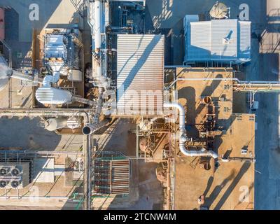 images de drone d'une grande usine de fabrication pharmaceutique avec beaucoup de tuyaux, des angles froids et des ombres intéressantes. Banque D'Images