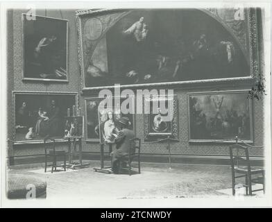 Madrid, 04/13/1910. La salle Murillo du musée du Prado, vue partielle de la salle dans laquelle les toiles de Murillo immortelles ont été placées, et qui a été décorée aux frais de Mme Iturbe. Dans l’image, un peintre copie une Immaculée conception. Crédit : Album / Archivo ABC / Alonso Banque D'Images