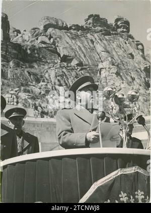 Cuelgamuros (Communauté de Madrid), 04/01/1959. Inauguration officielle de la basilique Santa María de la Cruz del Valle de los Caídos. Dans l'image Francisco Franco donnant un discours. Crédit : Album / Archivo ABC / Manuel Sanz Bermejo Banque D'Images