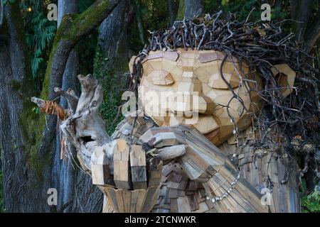 Seattle - 26 octobre 2023 ; artiste environnemental danois Thomas Dambo artwork - Bruun Idun vue de visage avec instrument Banque D'Images