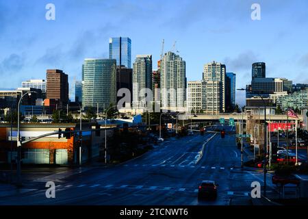 Bellevue, WA, États-Unis - 10 décembre 2023 ; Bellevue City Skyline au-dessus de ne 8th Street dans la ville de Puget Sound Region Banque D'Images