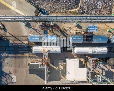 images de drone d'une grande usine de fabrication pharmaceutique avec beaucoup de tuyaux, des angles froids et des ombres intéressantes. Banque D'Images