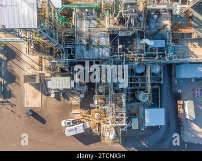 images de drone d'une grande usine de fabrication pharmaceutique avec beaucoup de tuyaux, des angles froids et des ombres intéressantes. Banque D'Images