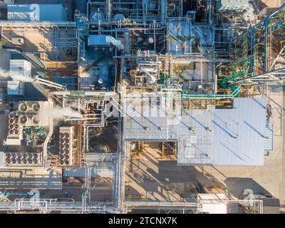 images de drone d'une grande usine de fabrication pharmaceutique avec beaucoup de tuyaux, des angles froids et des ombres intéressantes. Banque D'Images