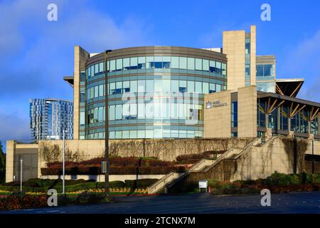 Bellevue, WA, États-Unis - 10 décembre 2023 ; établissement de soins médicaux Kaiser permanente dans le centre-ville de Bellevue sous la lumière du soleil du matin Banque D'Images