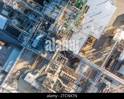 images de drone d'une grande usine de fabrication pharmaceutique avec beaucoup de tuyaux, des angles froids et des ombres intéressantes. Banque D'Images