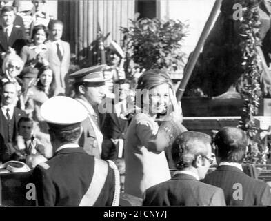 11/21/1975. Les rois quittant le Palacio de las Cortes après la prestation de serment du roi Juan Carlos I. Crédit : Album / Archivo ABC Banque D'Images