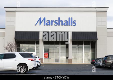 Bellingham, WA, États-Unis - 5 janvier 2023 ; façade du grand magasin Marshalls avec nom en texte bleu au-dessus de la fenêtre Banque D'Images