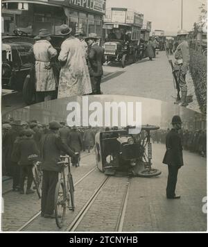 Londres (Royaume-Uni), mai 1926. Aspects de la grève générale. 1. L ' organisation des services, les chauffeurs, les volontaires qui prennent en charge les autobus, protégés par des soldats munis d ' un étui et d ' un fusil muni d ' un couteau. 2. Une voiture renversée par des grévistes. Crédit : Album / Archivo ABC / Central News Banque D'Images