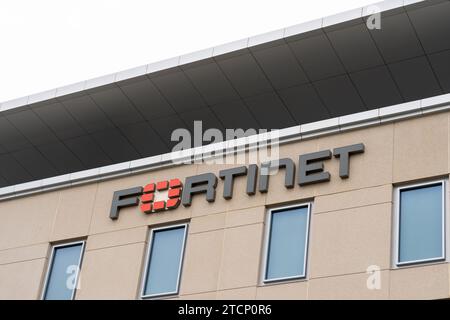 Gros plan du panneau Fortinet sur son siège social à Sunnyvale, Californie, États-Unis Banque D'Images