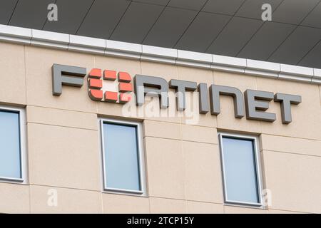 Gros plan du panneau Fortinet sur son siège social à Sunnyvale, Californie, États-Unis Banque D'Images