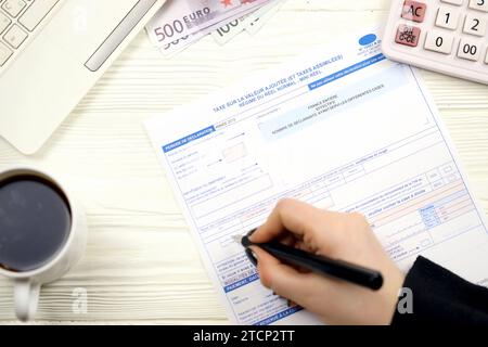 Comptable remplir le formulaire fiscal français 10963 taxe sur la valeur ajoutée et taxes similaires en fin de période d'imposition. Fiscalité et paperasserie en France Banque D'Images