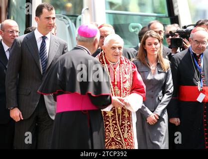 Valence, 07/08/2006. Visite du Pape Benoît XVI à Valence pour la V rencontre mondiale des familles. Le Pape a dit une prière accompagnée des princes et des autorités à la station de métro Jesús. Photo : Ignacio Gil ARCHDC. Crédit : Album / Archivo ABC / Ignacio Gil Banque D'Images