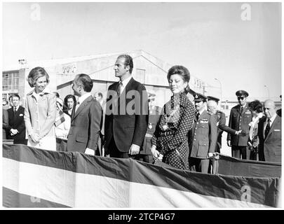 03/27/1976. Le Roi Hussein de Jordanie, accompagné de son épouse la Reine Alia, est arrivé à l'aéroport de Barajas où ils ont été reçus par sa Majesté. Les rois d'Espagne. Crédit : Album / Archivo ABC / Manuel Sanz Bermejo Banque D'Images