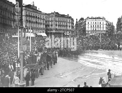 Madrid, 04/10/1914. Semaine Sainte à Madrid. La procession du Vendredi Saint défilait hier après-midi à travers la Puerta del sol pour se diriger vers la Plaza de la Armería. Crédit : Album / Archivo ABC / Ramón Alba Banque D'Images