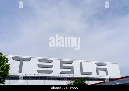 Signe Tesla sur le bâtiment du Tesla Motors Center à Fremont, CA, États-Unis Banque D'Images