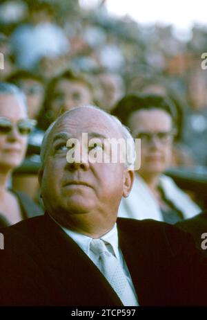 FL - MARS 1956 : le président de la Ligue nationale Warren C. Giles (1896-1979) regarde un match d'entraînement de printemps MLB vers mars 1956 en Floride. (Photo de Hy Peskin) *** Légende locale *** Warren C. Giles Banque D'Images