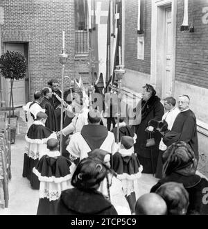 03/11/1915. Une inauguration à Madrid. L’évêque de Sion (X) Bénissant la nouvelle chapelle de l’auberge de jeunesse notre-Dame de l’Almudena, inaugurée hier demain à la Guindalera, avec l’aide de SAR l’Infante Doña Isabel (1). Crédit : Album / Archivo ABC / José Zegri Banque D'Images