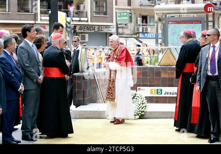 Valence, 07/08/2006. Visite du Pape Benoît XVI à Valence pour la V rencontre mondiale des familles. Le Pape a dit une prière accompagnée des princes et des autorités à la station de métro Jesús. Photo : Ignacio Gil ARCHDC. Crédit : Album / Archivo ABC / Ignacio Gil Banque D'Images