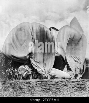 10/31/1915. La guerre dans les airs. Officiers et soldats allemands examinant l'épave du dirigeable français 'Alsace'. Photo : de 'Welt in Bildd' - Date approximative. Crédit : Album / Archivo ABC Banque D'Images