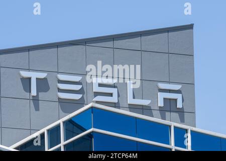 Signe logo Tesla sur le bâtiment du Tesla Motors Center à Fremont, CA, États-Unis Banque D'Images