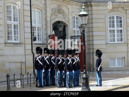 Changement de la garde royale danoise au château d'Amalienborg à Copenhague, Danemark. Banque D'Images