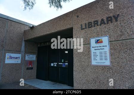 Entrée de rue extérieure de la bibliothèque municipale de Mount Isa sur West St, y compris panneau indiquant les heures d'ouverture, Mount Isa, Mt Isa, Queensland, Australie Banque D'Images