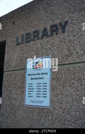 Entrée de rue extérieure de la bibliothèque municipale de Mount Isa sur West St, y compris panneau indiquant les heures d'ouverture, Mount Isa, Mt Isa, Queensland, Australie Banque D'Images