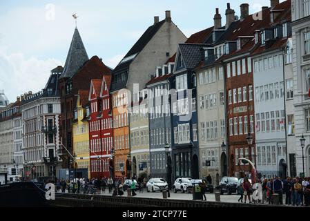 Façades colorées le long du canal Nyhavn à Copenhague, Danemark. Banque D'Images