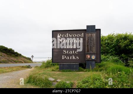 Le panneau d'entrée pour Redwood National and State Parks en Californie, États-Unis Banque D'Images
