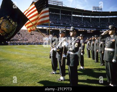 MILWAUKEE, WI - OCTOBRE 1957 : vue générale du drapeau américain comme hymne national est joué avant un match pendant la série mondiale 1957 avec les Yankees de New York et les Braves de Milwaukee vers octobre 1957 au Milwaukee County Stadium à Milwaukee, Wisconsin. (Photo de Hy Peskin) Banque D'Images