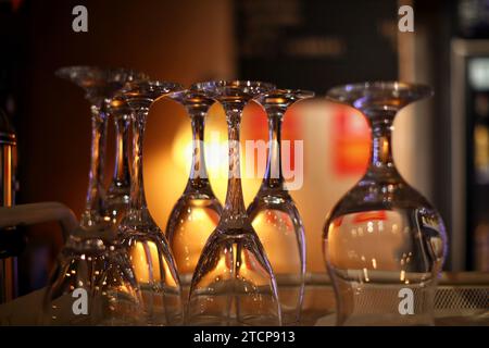 Verres à vin sur la table illuminés par une lumière chaude Banque D'Images