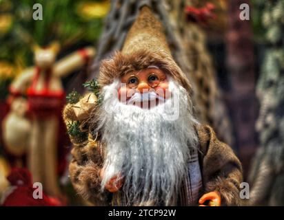 Gnome de Noël sur fond de décorations du nouvel an Banque D'Images