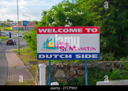 Bienvenue à St. Mararten panneau latéral néerlandais à la frontière entre Saint-Martin français et Saint-Martin néerlandais sur Saint-Martin Île Martin, Caraïbes néerlandaises. Banque D'Images