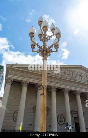 lampadaires ornés en face de la cathédrale métropolitaine de la sainte trinité, la principale église catholique. plaza de mayo. buenos aires. argentine. south am Banque D'Images