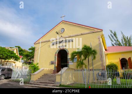Église catholique romaine Marigot (Église Saint-Martin de Tours) dans le centre historique de Marigot, collectivité française de Saint Martin. Banque D'Images