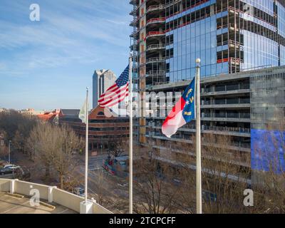 Centre-ville de Raleigh NC mâts de drapeau en face d'un gratte-ciel. Banque D'Images