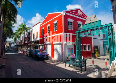 Bâtiments commerciaux historiques sur Front Street dans le centre historique de Philipsburg à Sint Maarten, Caraïbes néerlandaises. Banque D'Images