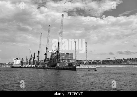 Manaus, Brésil - 04 décembre 2015 : Maersk Bartolomeu dias cargo tanker dans le port. Banque D'Images