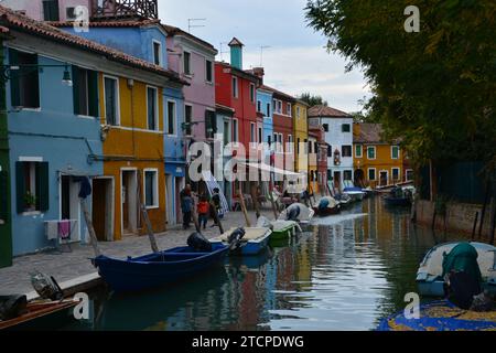 Maisons colorées et leurs bateaux le long des canaux de Burano Italie. Banque D'Images