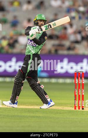 Melbourne, Australie. 13 décembre 2023. Le joueur des Melbourne Stars Haris Rauf bat lors du match T20 de la KFC Big Bash League (BBL13) entre les Melbourne Stars et les Perth Scorchers au Melbourne Cricket Ground. Crédit : Santanu Banik/Alamy Live News Banque D'Images