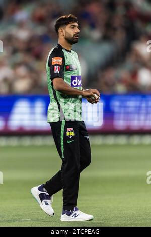 Melbourne, Australie. 13 décembre 2023. Le joueur des Melbourne Stars Haris Rauf lors de sa course lors du match T20 de la KFC Big Bash League (BBL13) entre les Melbourne Stars et les Perth Scorchers au Melbourne Cricket Ground. Crédit : Santanu Banik/Alamy Live News Banque D'Images