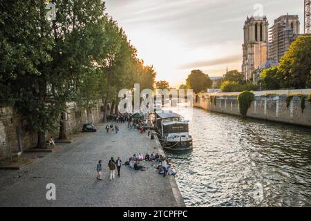 Piétons marchant le long des quais de Paris de France. Banque D'Images